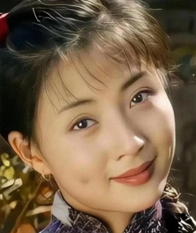 照片中演员年轻时候，真的美到发光！这是八九十年代女演员，独有的发型和服饰，梳着马
