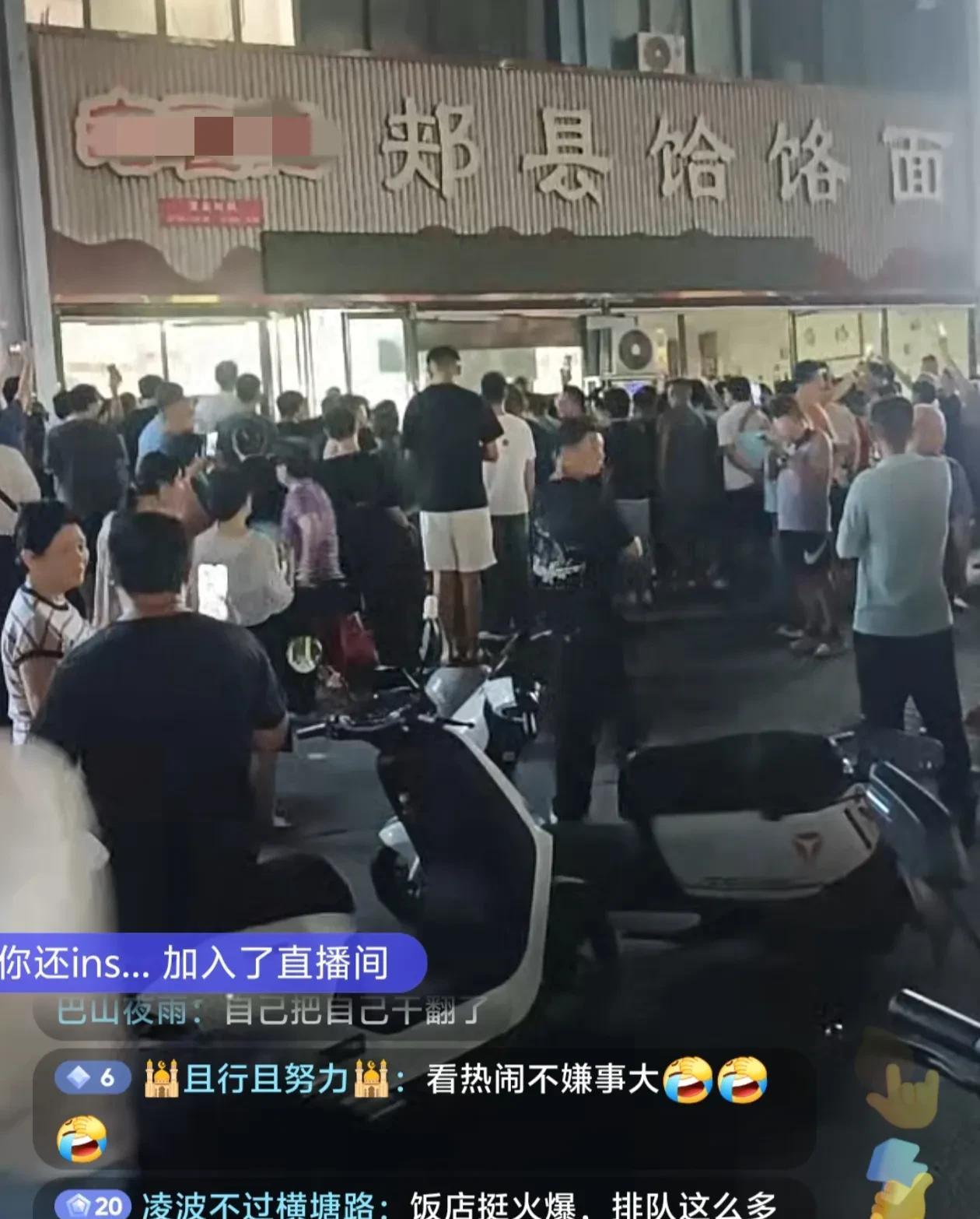 郑州饸烙面馆事件真是犯众怒了，刚开始的时候还是路两边围满了人，没多大一会直接堵着