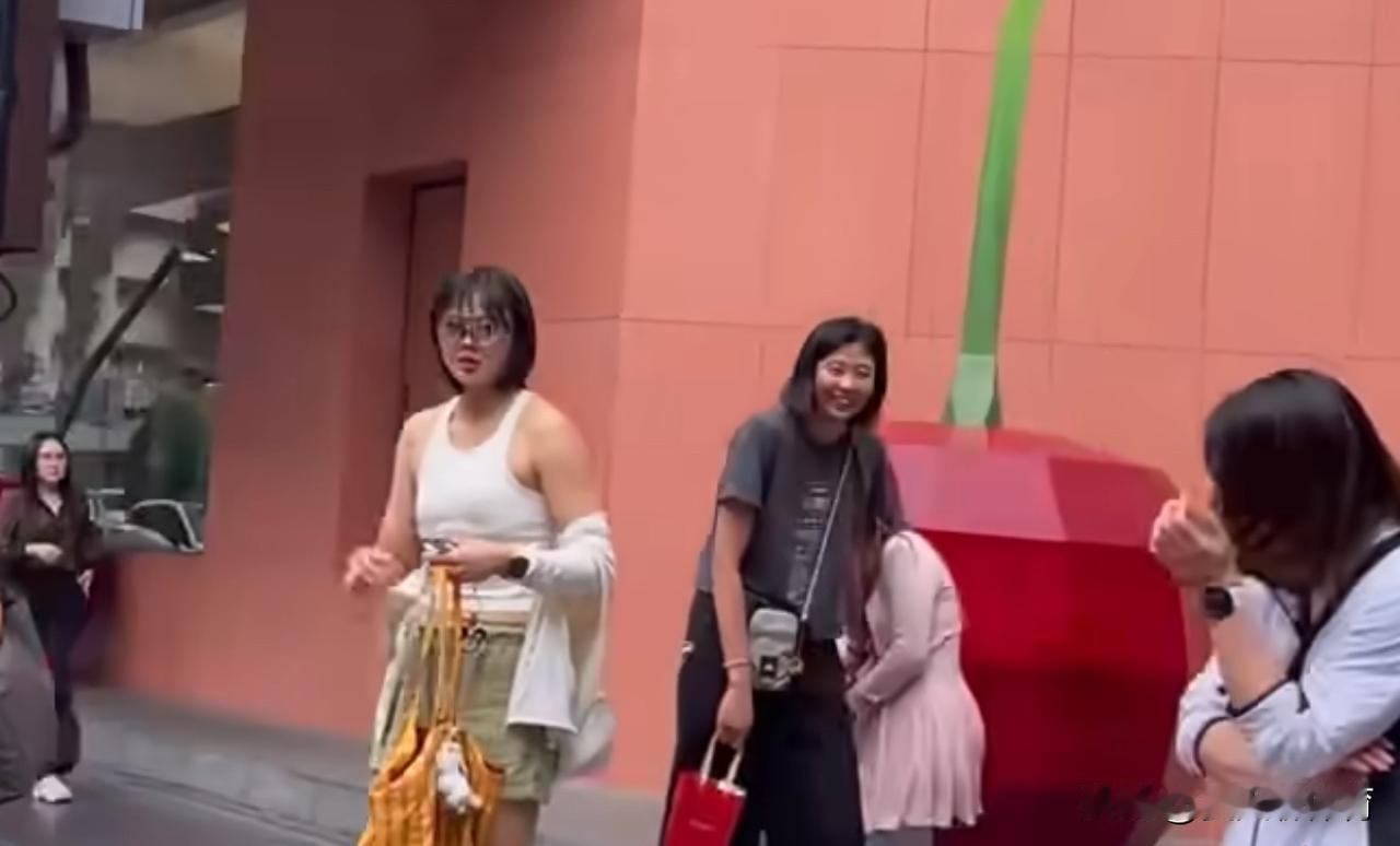 中国女排在泰国曼谷街头拍照！昨天，在泰国曼谷街头，中国女排的粉丝在街头拍到龚翔宇