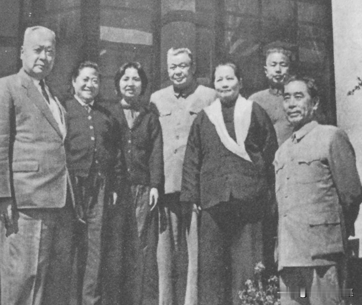 1964年2月底，周恩来总理、陈毅副总理陪同国家副主席宋庆龄完成对锡兰的访问后，