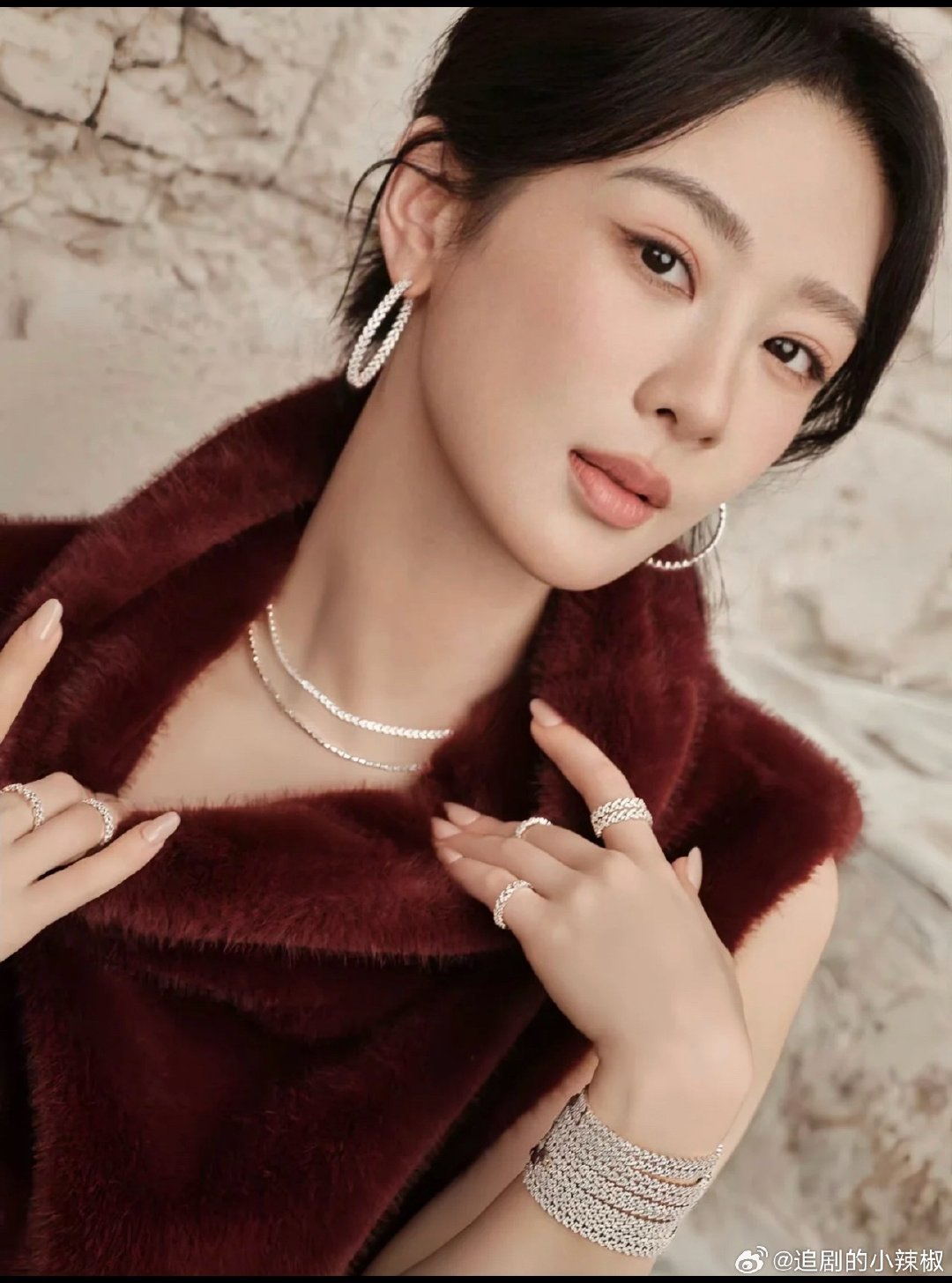 杨紫最新物料，哎一股这气场….变女王了​