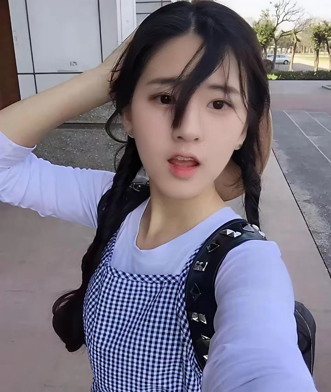 赵露思在成为演员之前，是一位因为自拍走红的路人