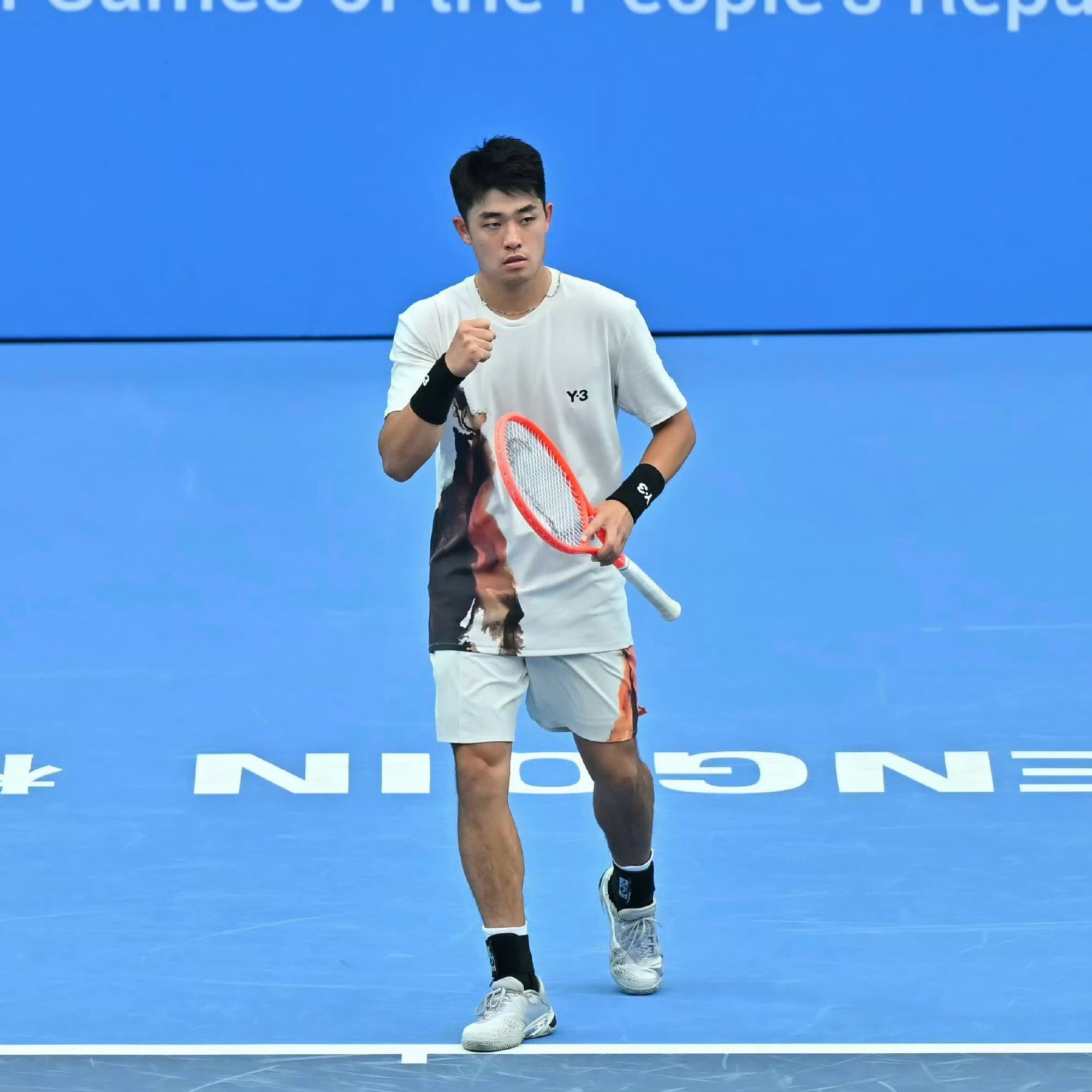 吴易昺突破了心魔，6-7/7-6/6-4逆转黄泽林，首次晋级全运会男单决赛。阿昺