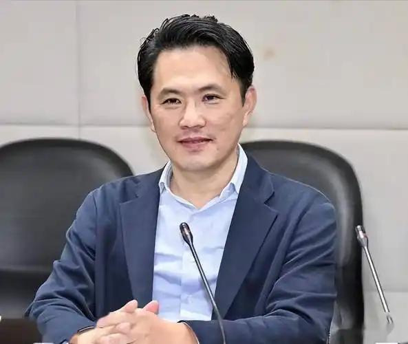 尹乃菁走了，陈以信来了！看来郑丽文一朝被蛇咬，十年也不怕啊。尹乃菁本来就是温和