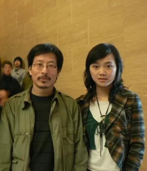 2015年，罗敏跟画家冷军离婚了。朋友问她：“你老公有钱有名，也没啥不良嗜好，这
