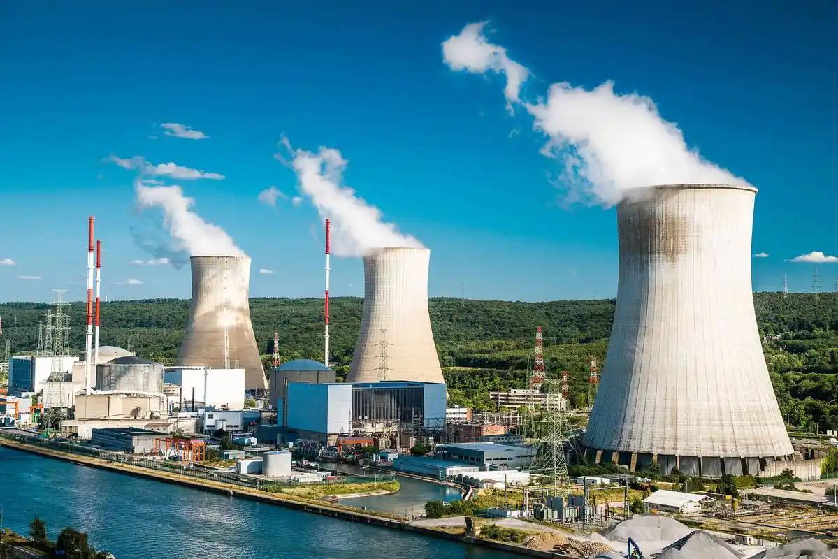 深夜的秦山核电基地，只有仪表盘上闪烁的灯光与电脑屏幕上的数据流在静静对话。在这里