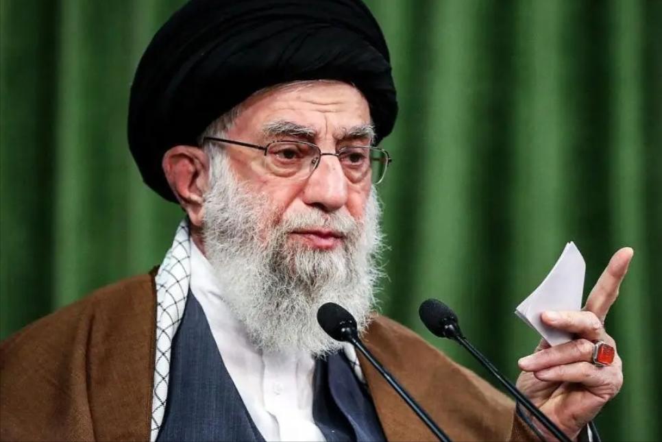 伊朗连夜竖起导弹、划定军演禁区，可就在导弹蓄势待发之际，特朗普突然急改口喊停火