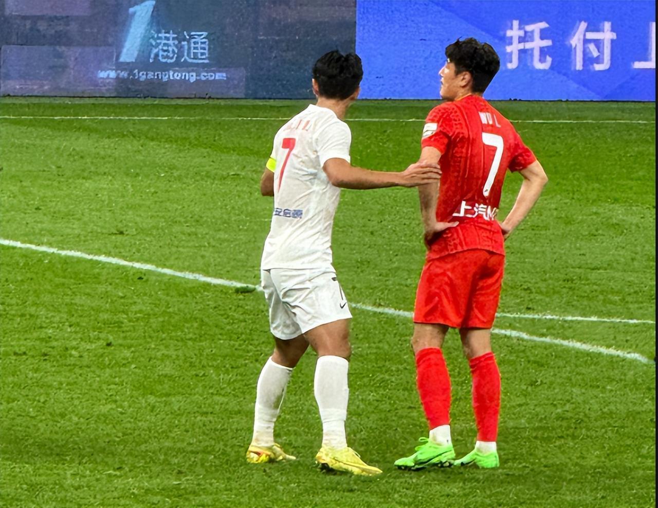 屋漏偏逢连夜雨，本就缺兵少将、阵容不整的上海海港又偏偏赶上了中超的魔鬼赛程，迎来