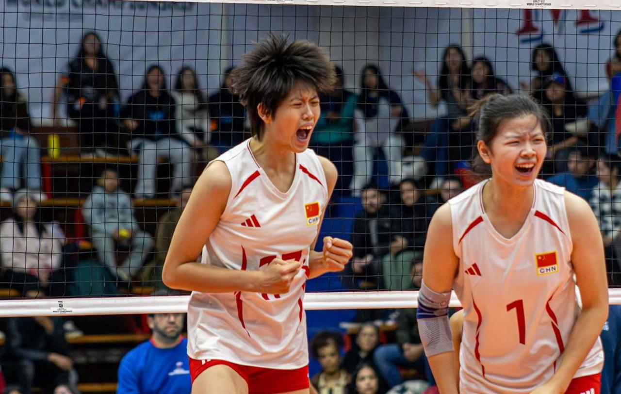 中国U17女排3-0委内瑞拉，这场小组头名之争，中国小女排作为卫冕冠军发扣拦全面