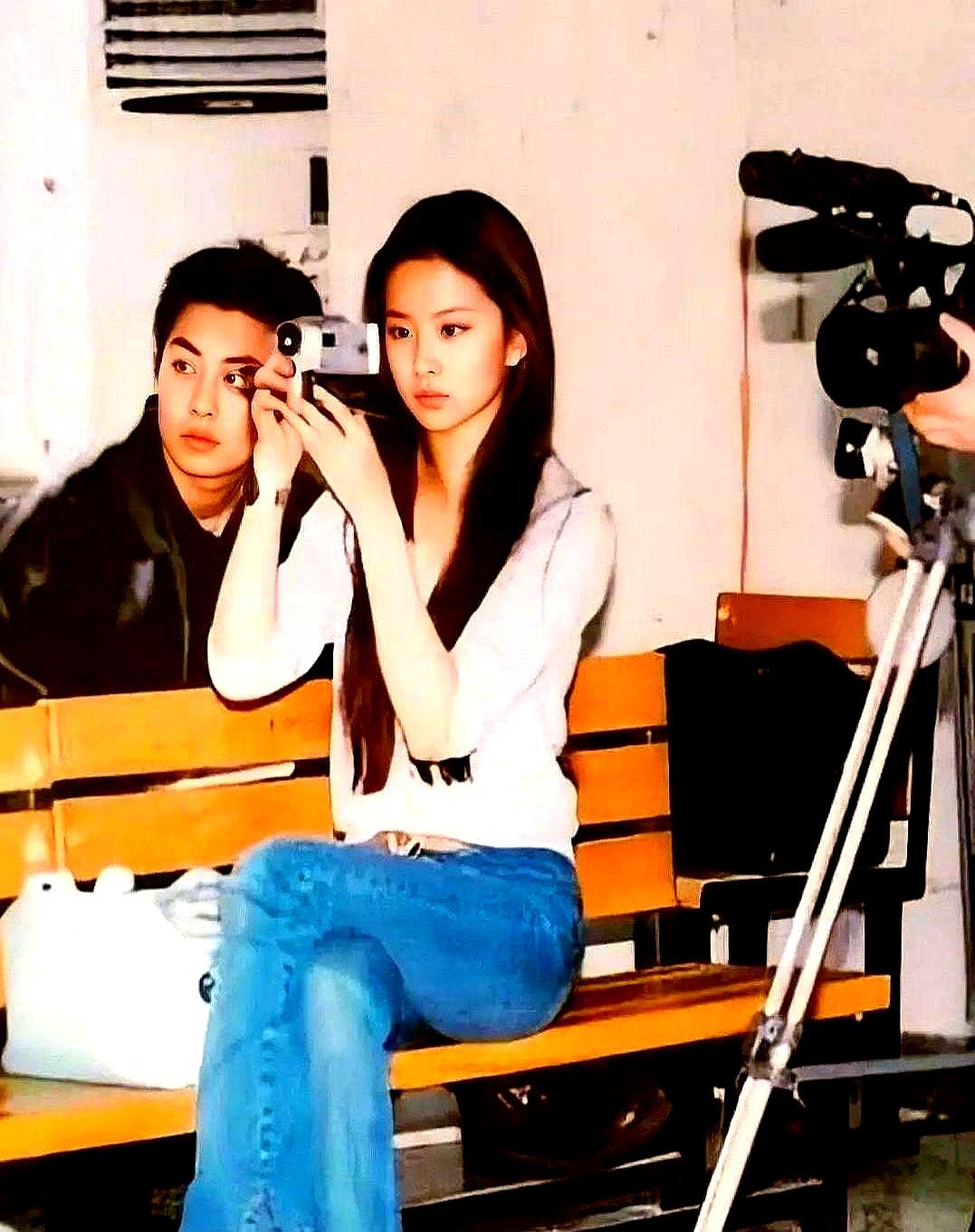 朱亚文的床谁坐谁挨骂，罗晋江一燕碰过都被当场请下去，唯独刘亦菲能随便坐。他俩