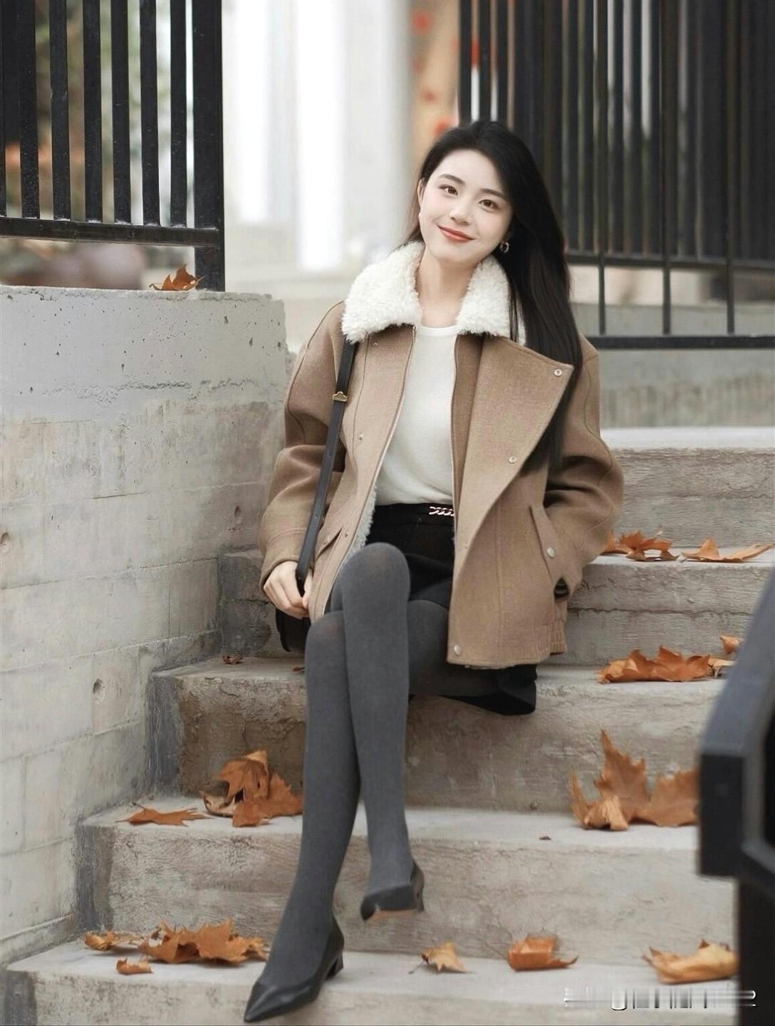 秋风起，落叶舞，美人倚阶坐