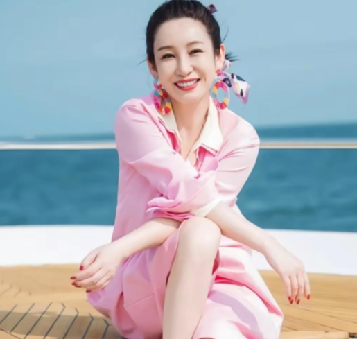 在一次访谈中，秦海璐聊到婚姻生育，她坦言：结婚是一个女人必须要经历的一件事情，生孩子也是必须要经历的