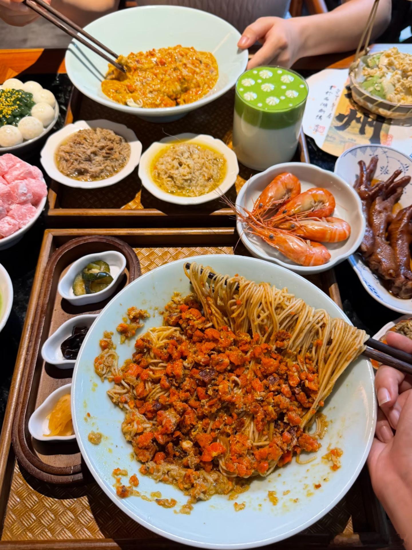 假期在杭州玩了好几天☺️和闺蜜去了很少人知道的西湖边绝美含绿量1000%的餐厅十