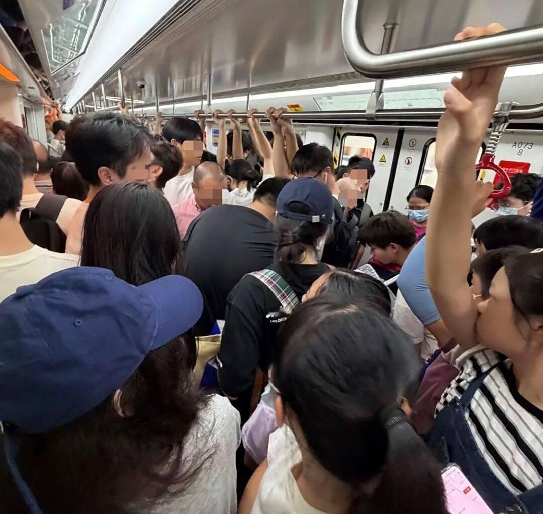 看到广州地铁的拥挤程度，突然觉得一个城市的地铁客流量少并不是什么丢人的事。相反