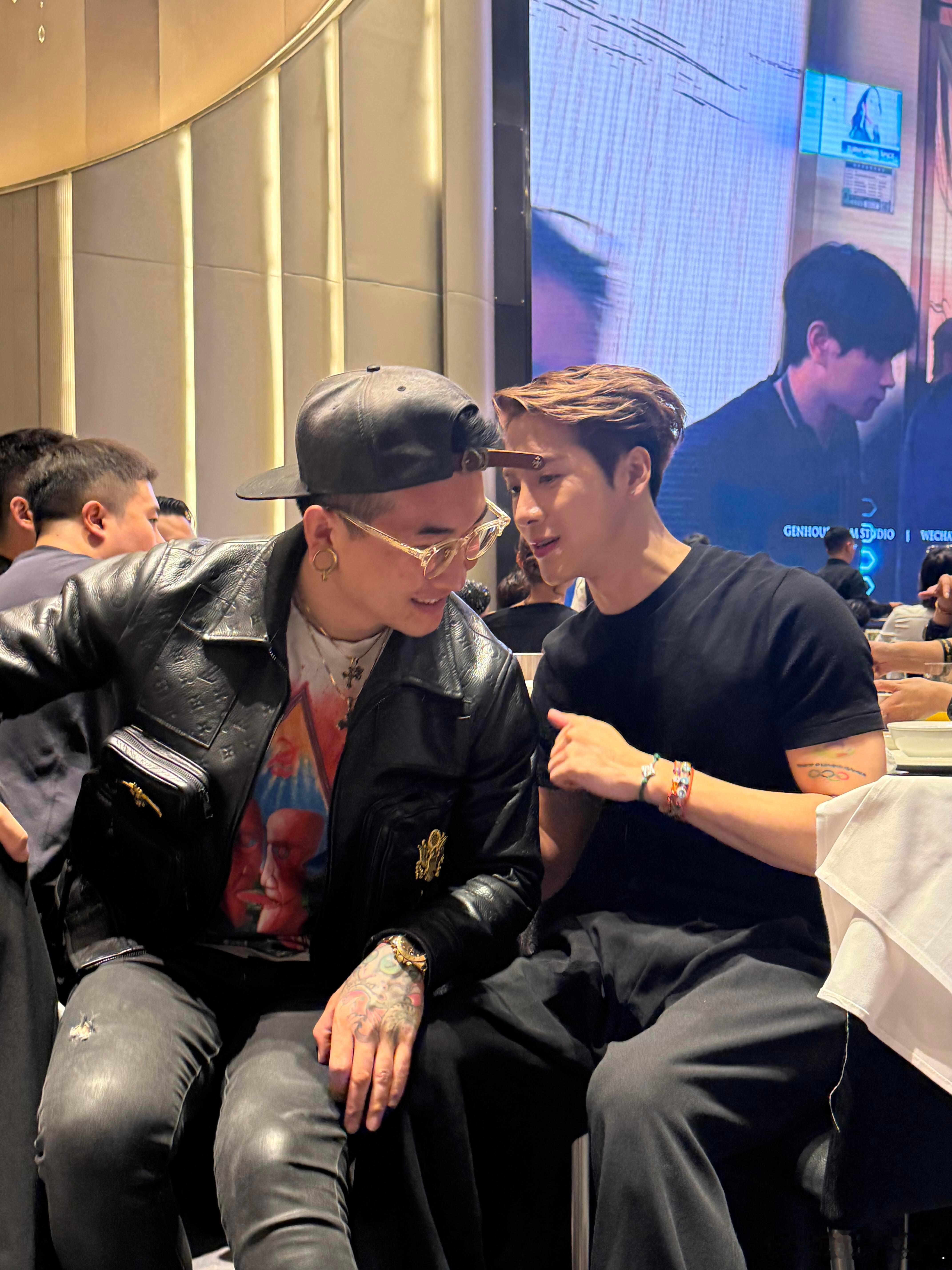 “过来我跟你说个悄悄话”