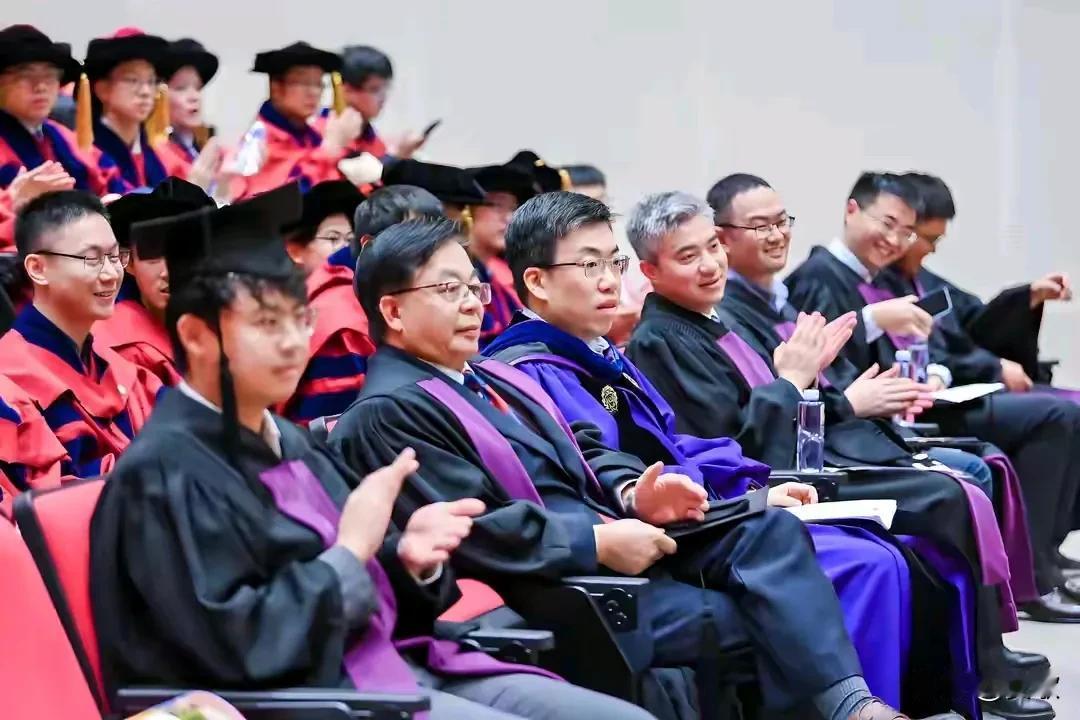 美国砸重金来挖中国“顶尖人才”.年薪高达1亿美元最近，硅谷的巨头们可真是“拼