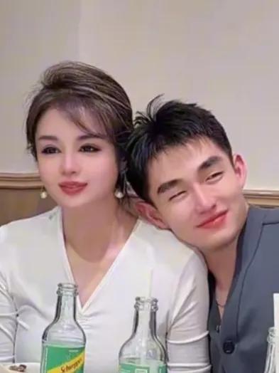 女富豪砸天价捧小男友，转头为儿办贵族学校，有钱就如此任性吗？近期，一位女富豪