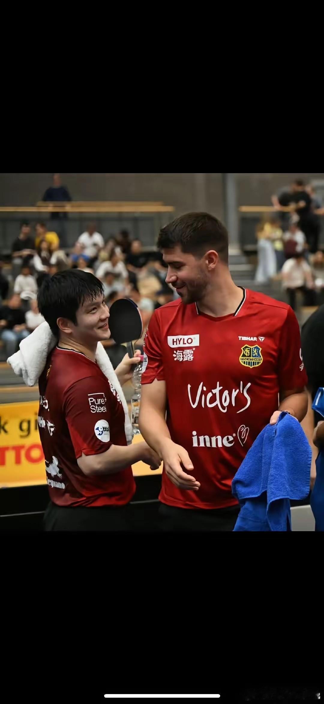 一边笑着迎新人，一边红着眼说再见，看着真不是滋味。邱党开开心心发动态，刚回