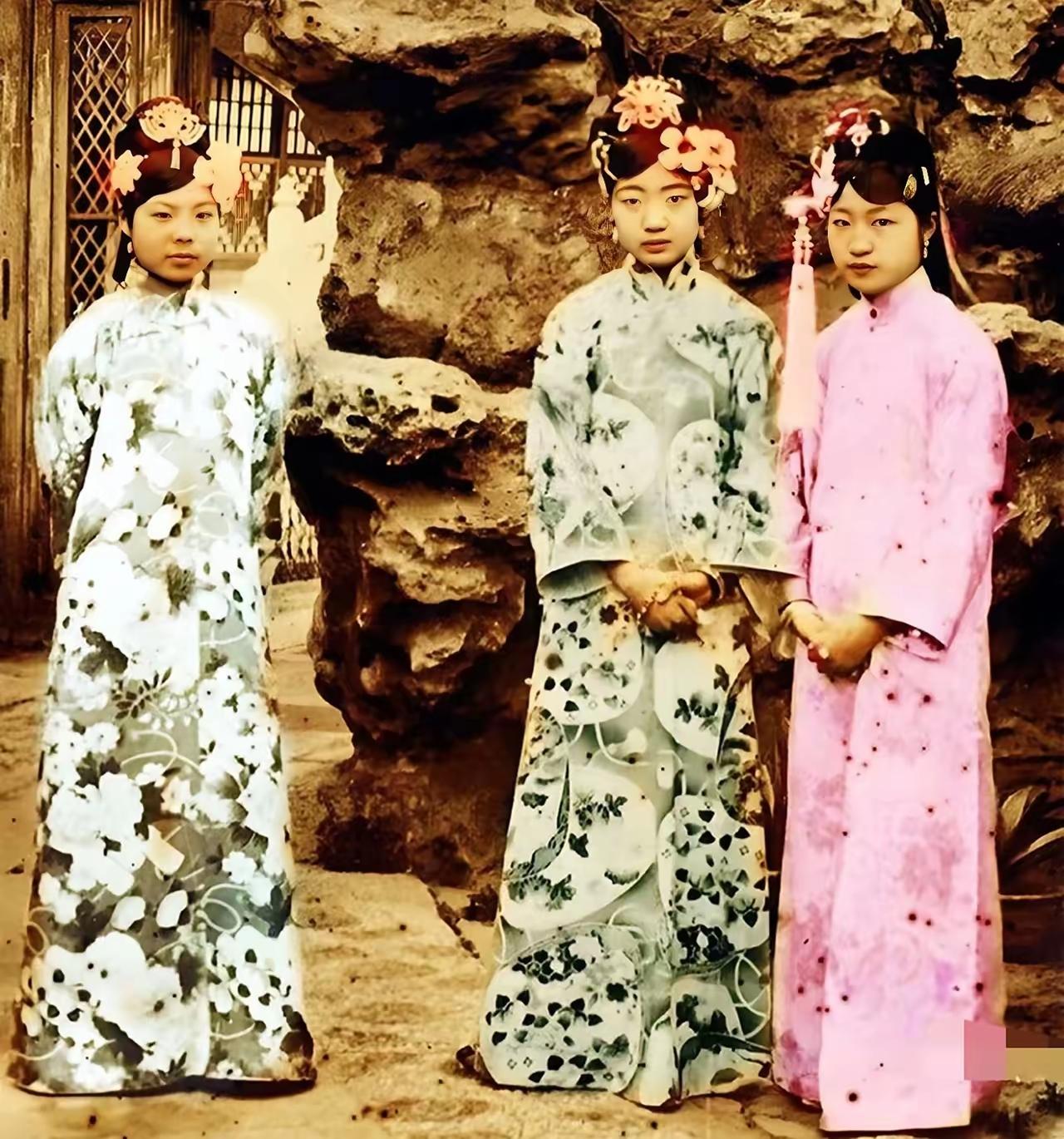 这三个女人从左到右就是文绣、婉容、唐怡莹（溥杰的妻子，瑾妃的侄女）。三个人中长