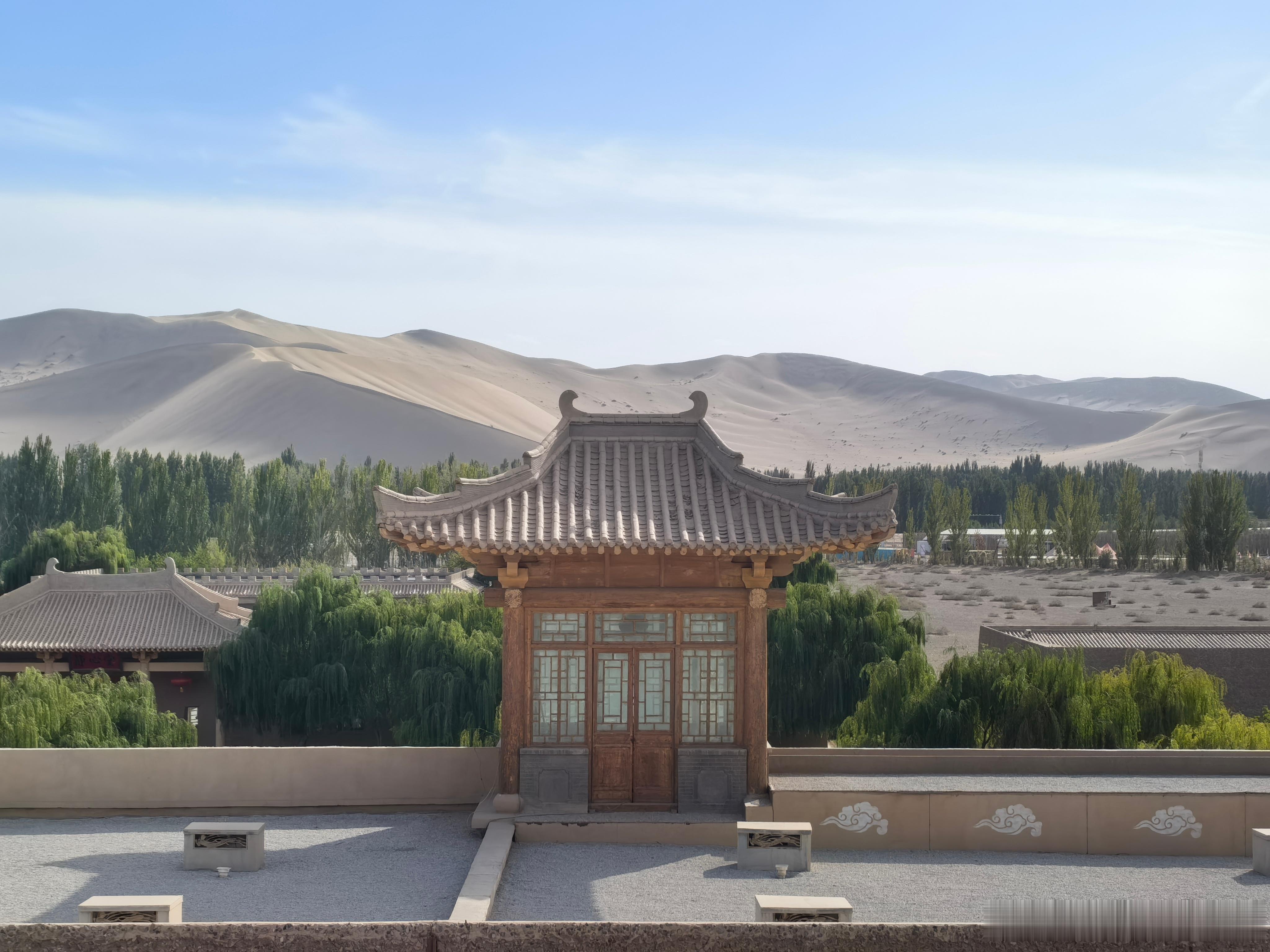 乘国航飞机从北京飞抵敦煌莫高机场，入住敦煌山庄。在山庄四楼观景台看远处的沙漠。​​​