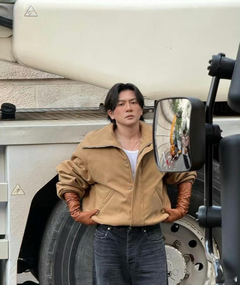 网友在巴黎街头偶遇苏有朋，谁化的妆，乍一看都没认出来