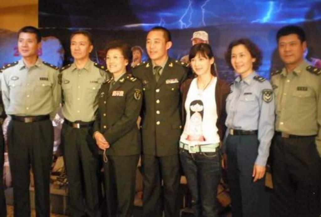 七位明星同框照实在是太有画面感了，我只认识其中三位，分别是李幼斌、侯勇、宋春丽