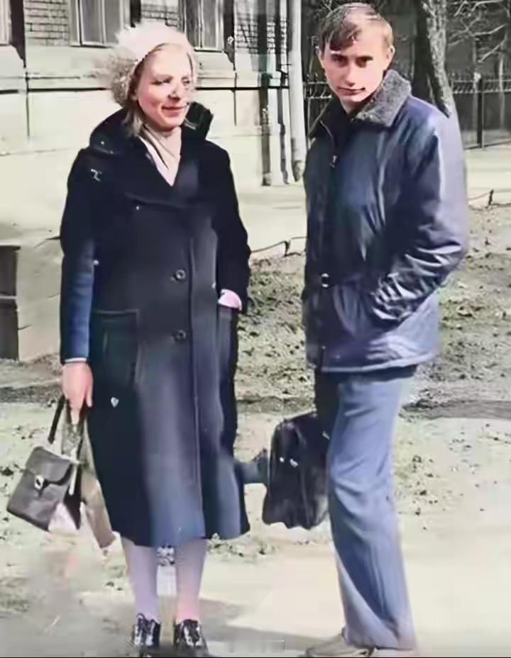 70年代，普京手提皮包在列宁格勒大学和女同学的一张留影，小伙子当年帅呆了。