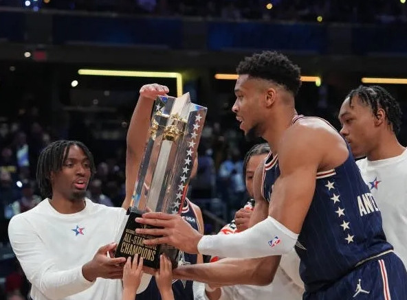 据记者MarcStein报道，扬尼斯-阿德托昆博也将76人视为潜在选择之一，并