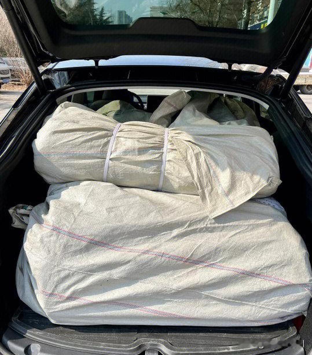 男子开特斯拉跑货拉拉，最高时日入上千元，更有意思的是……他的这辆车，后备