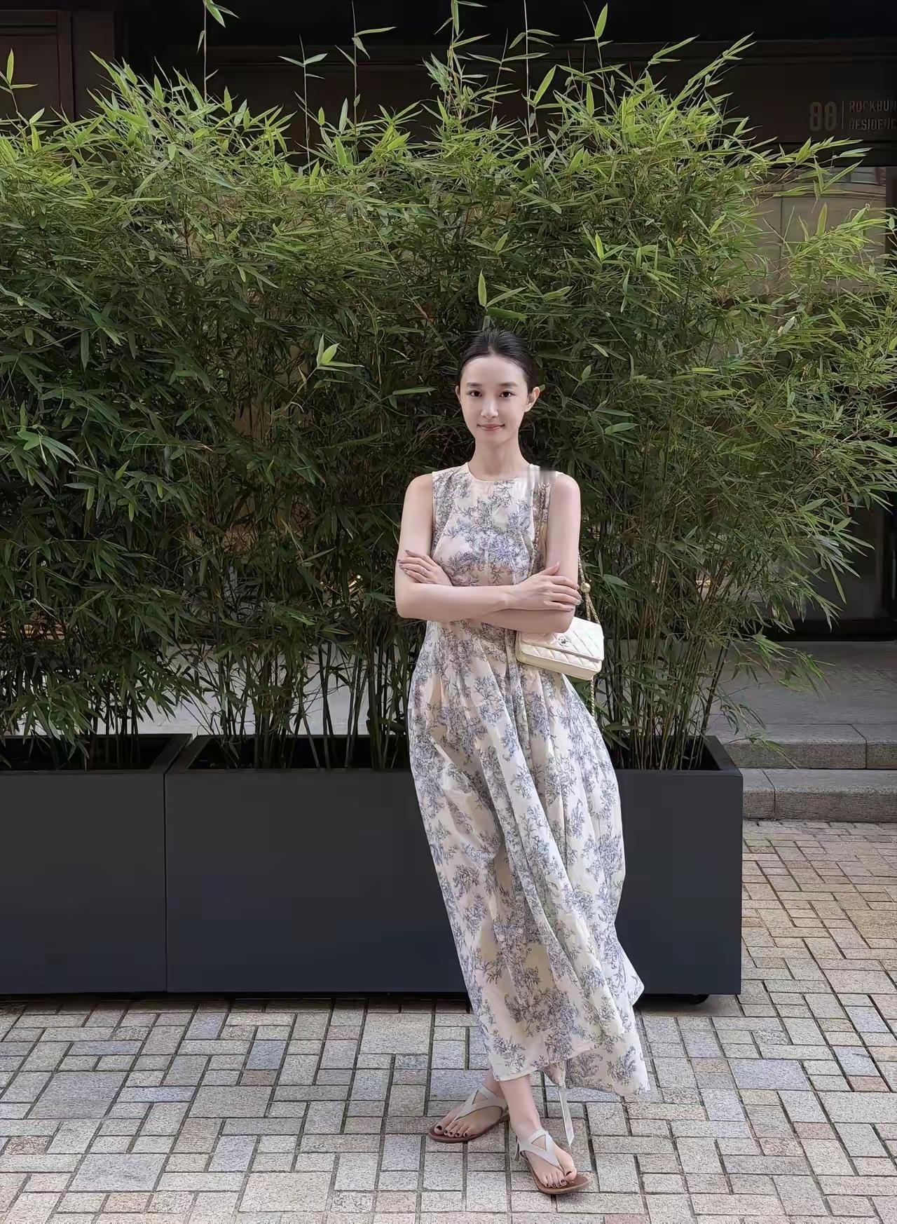 是不是女生都爱涂脚趾甲，好多女生多女喜欢这样做，还都喜欢在大夏天的穿着拖鞋出门，
