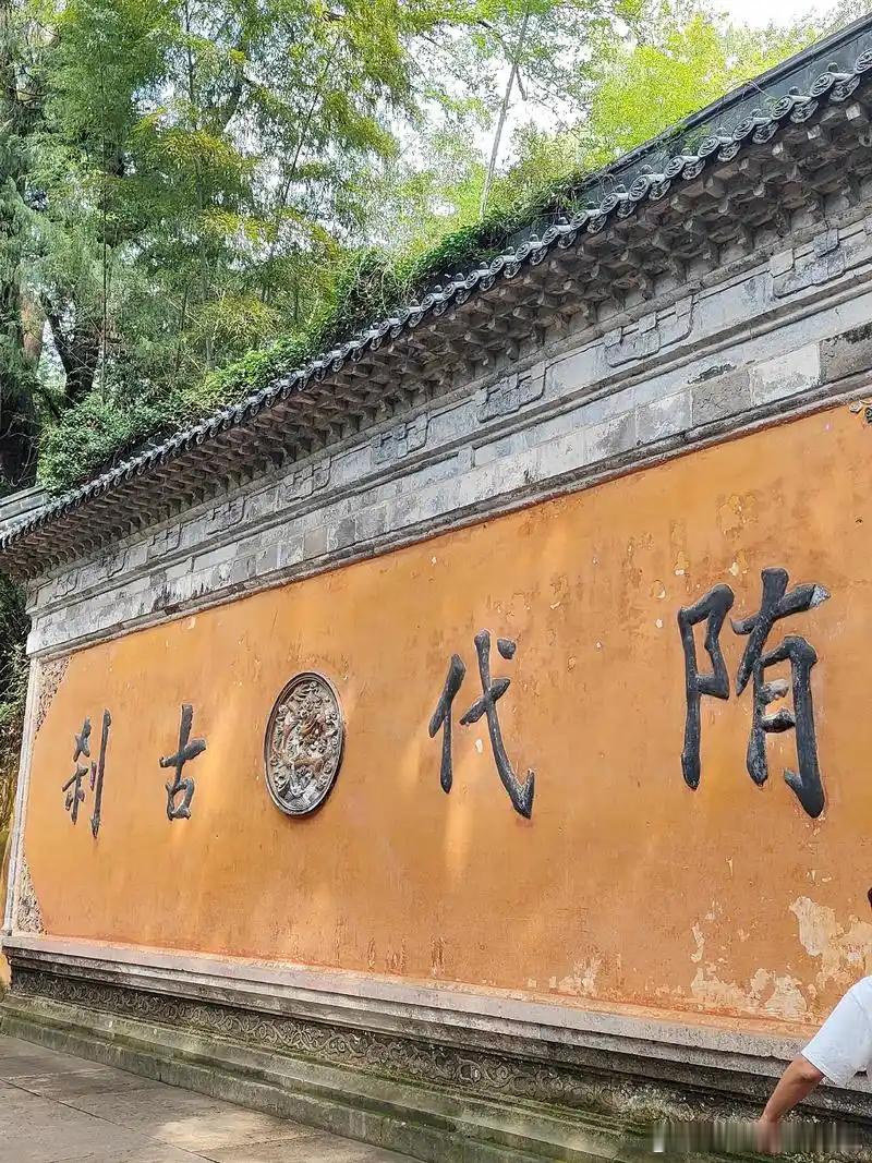 在浙江台州，藏着一座1400多年的隋朝古寺——国清寺。它是AAAAA