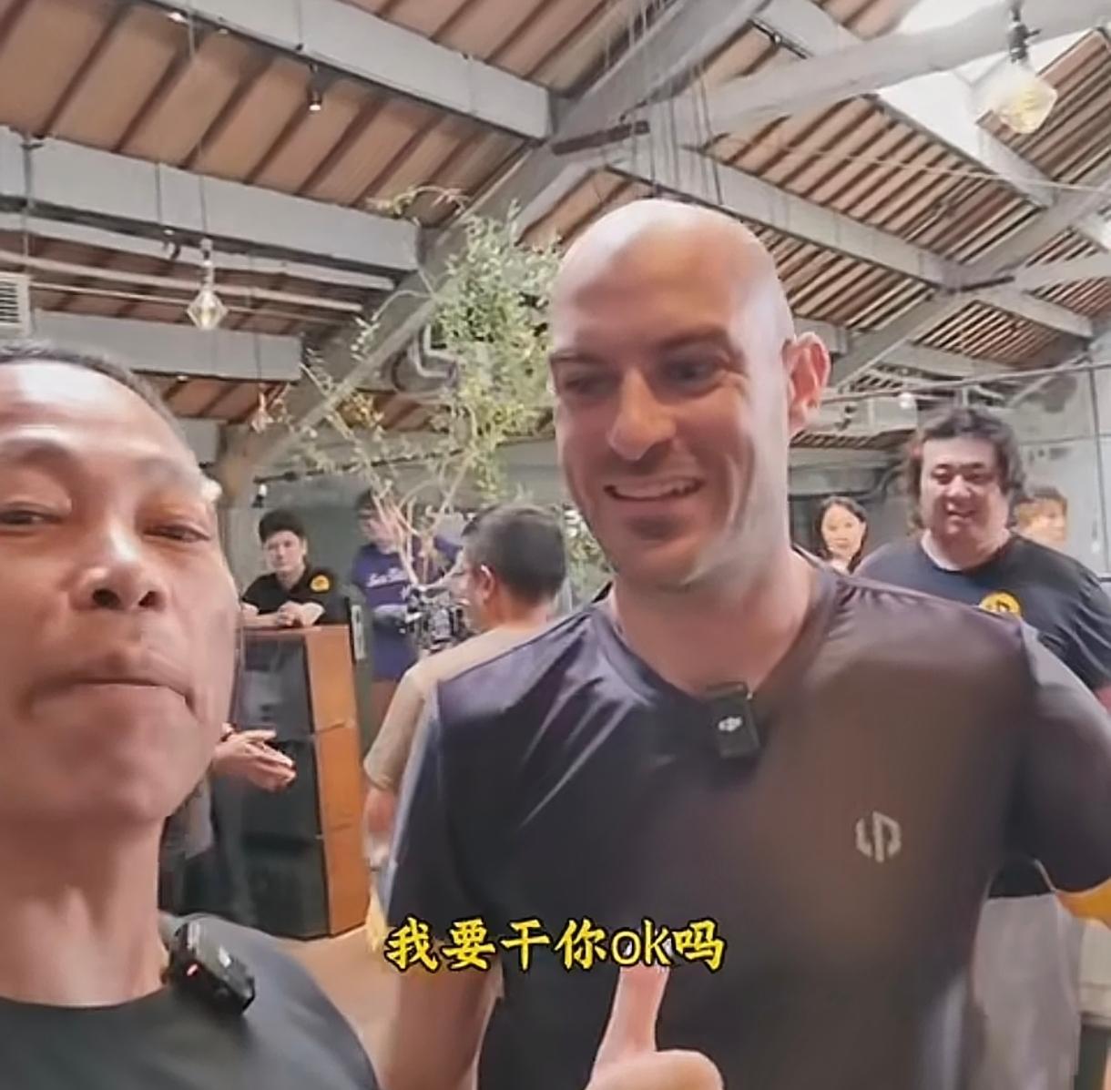 德比斯的中国行进度今天是第三天了（截止到8月14号），张雪仍旧没有主动找德比斯会