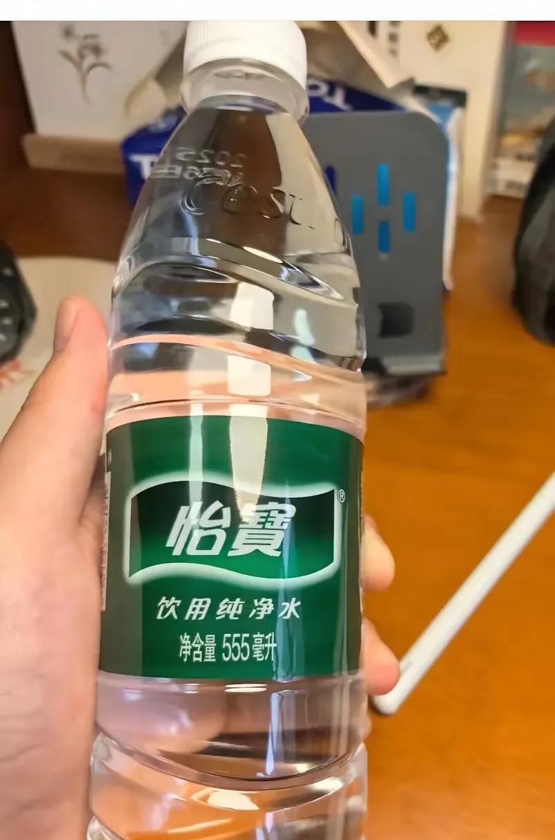 2025年8月，在中国足球圈里，其他赞助商都纷纷撤资离场，唯有怡宝坚定地赞助国足