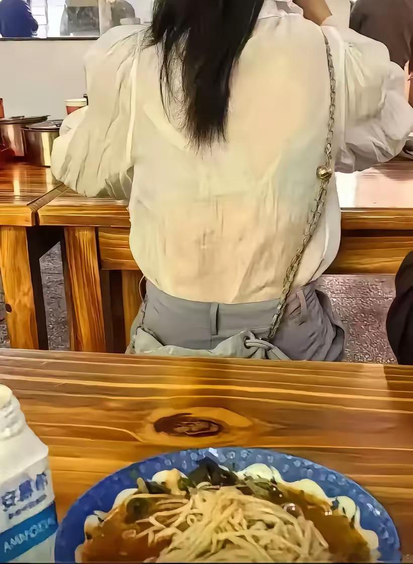 兄弟们坐在她后面吃粉，不小心看到这个了，怎么办？要怎么去提醒她一下，告诉她的带子