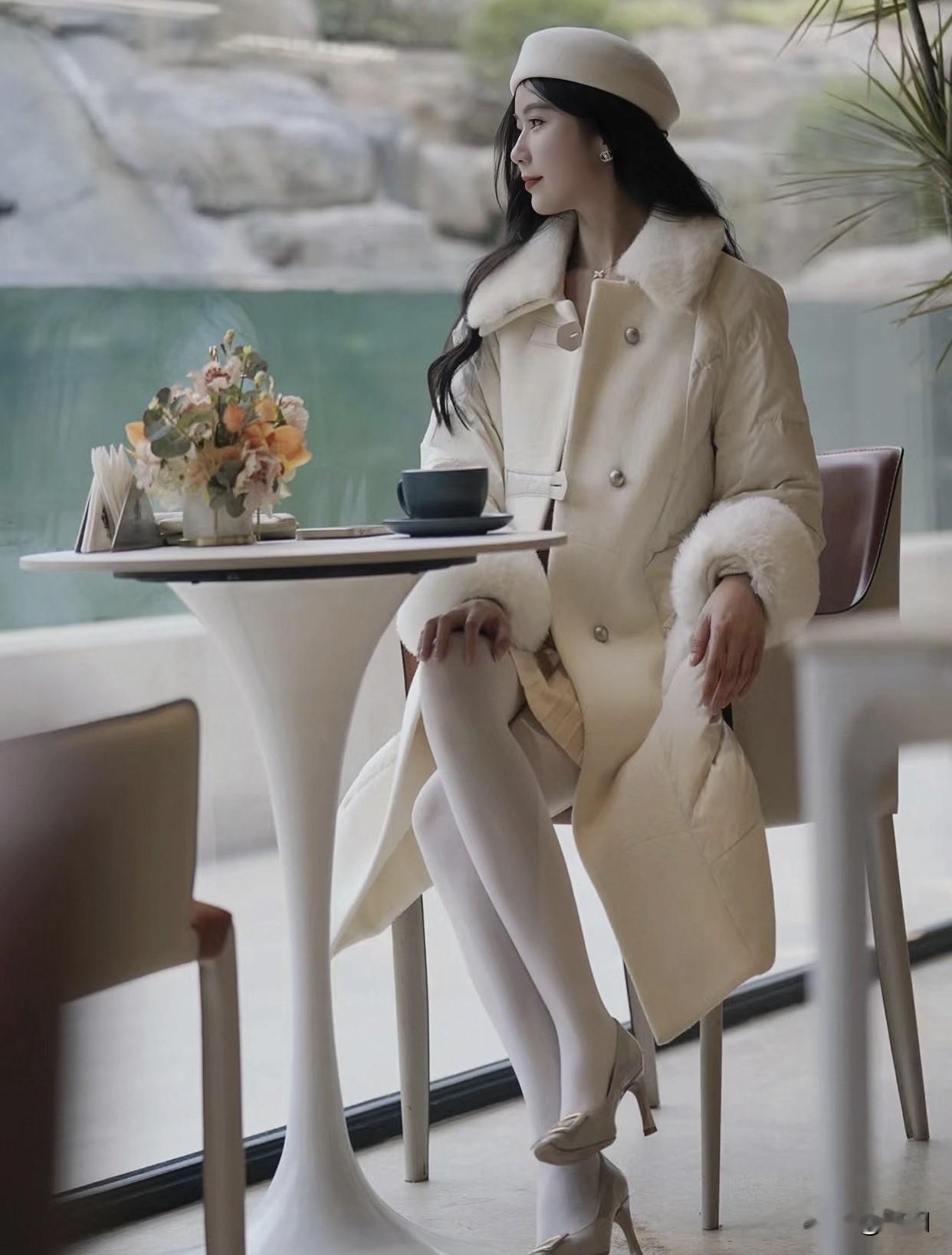“财阀大小姐”风，一件白色大衣内搭柔美感的衣服，下配垂感直筒长裤，尽显温柔贵气。