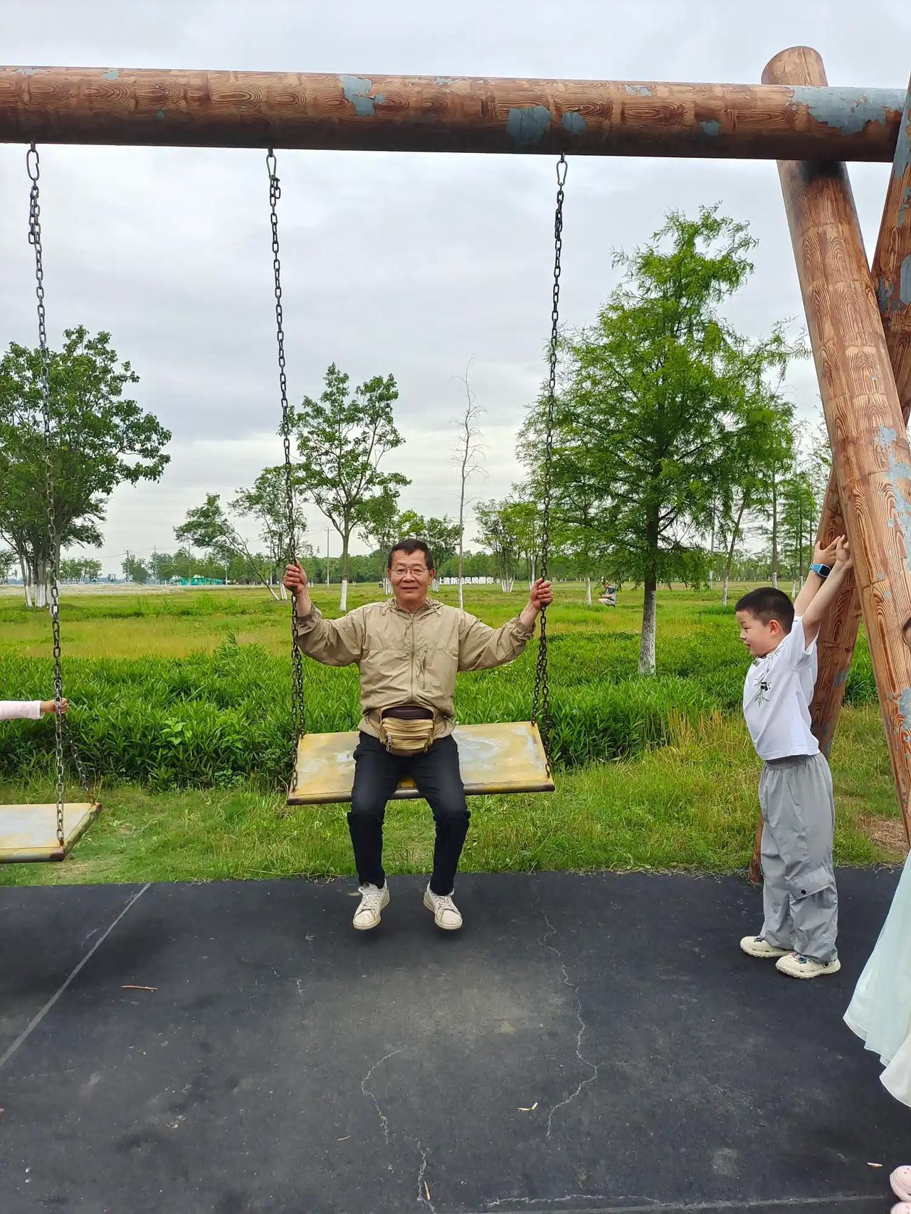 这里还有秋千，可以荡