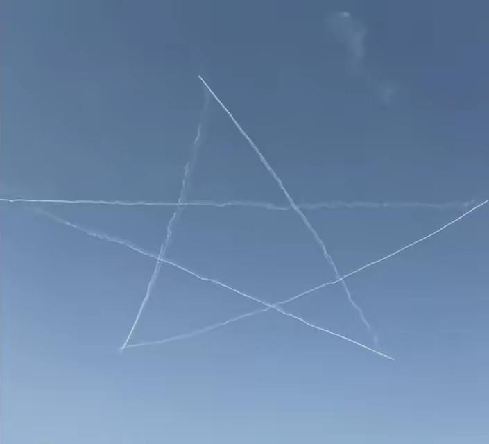 我怀疑三哥在航展上摔飞机是故意针对我们。我们的飞机在空中画了一个五角星，既是对祖