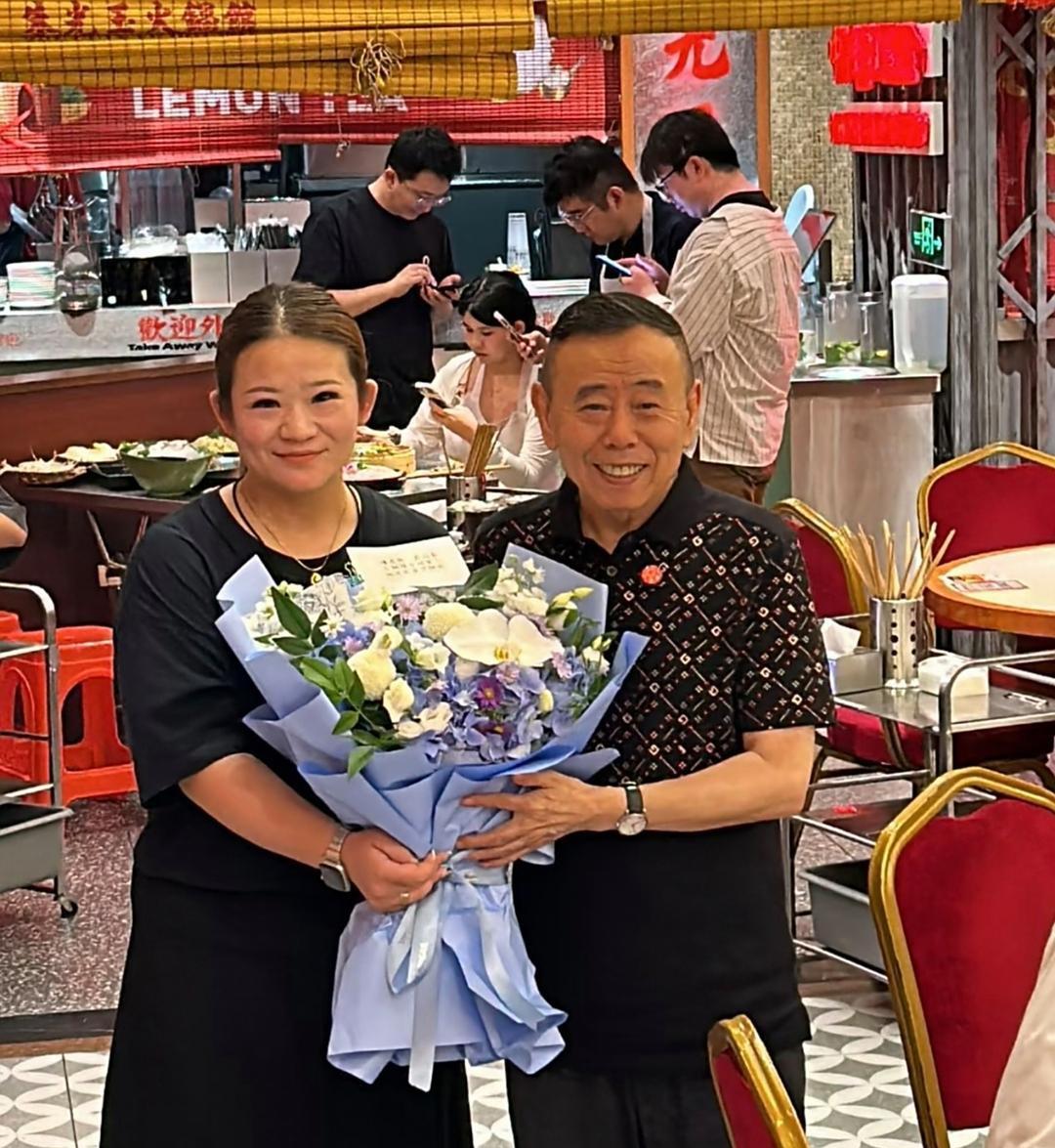 潘长江和女儿潘阳在上海餐馆吃火锅，他的人气很高，男女老少都喜欢他，现在的观众都不