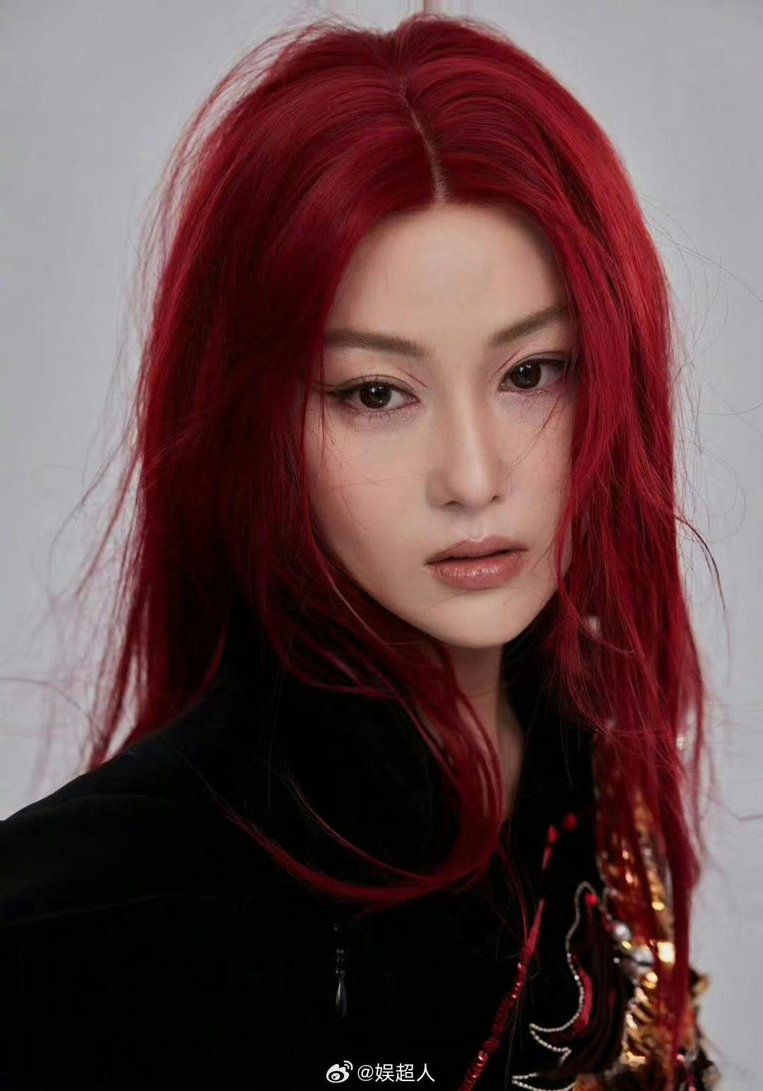 张馨予红发生图好美张馨予两顶红发各美各的谁能抵得住张馨予红发暴击！两款红发风格反