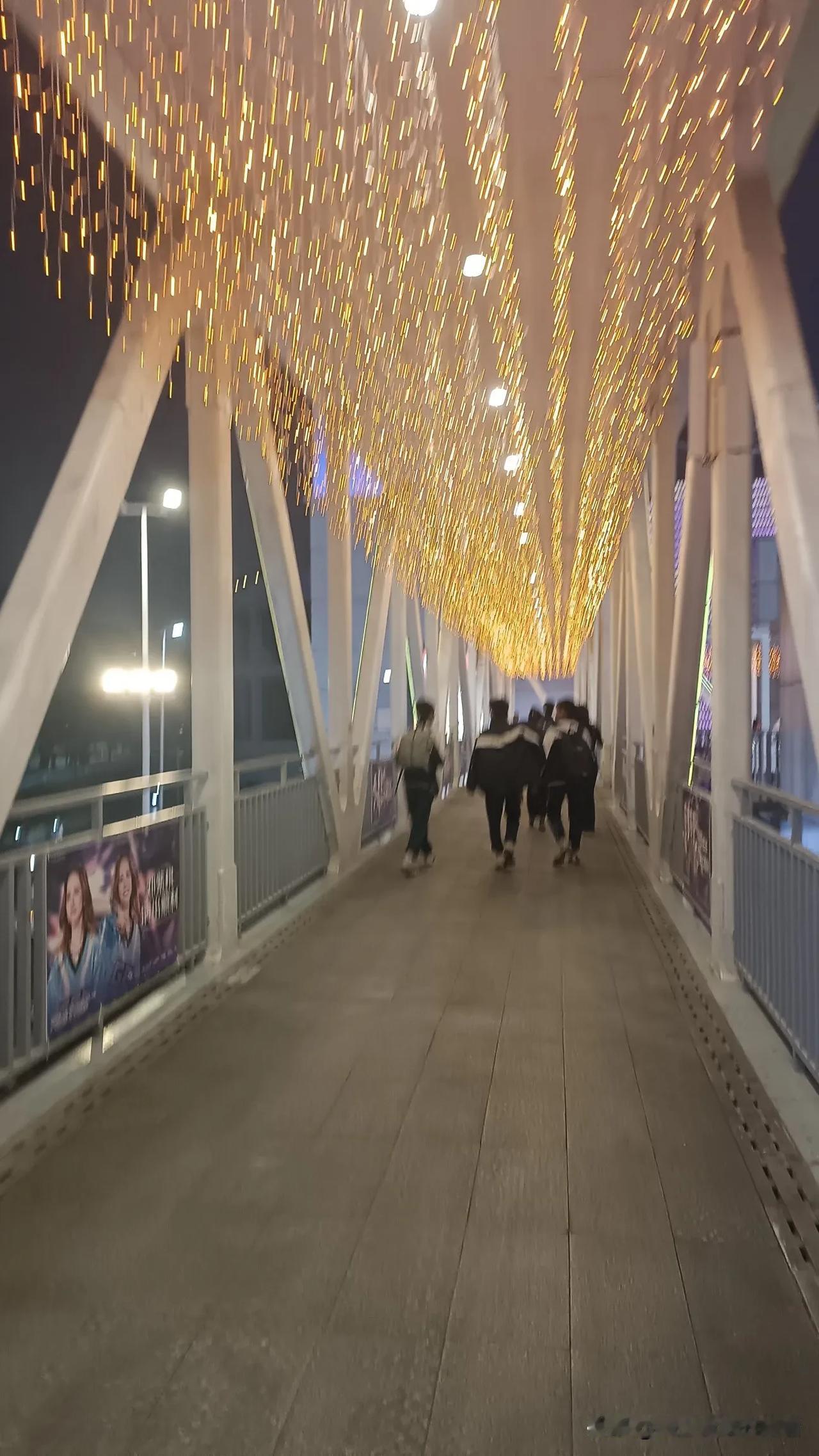 黄圃区美林天地简直是游玩和美食的天堂！它在广州市天河区黄埔大道东，是地铁上盖的双