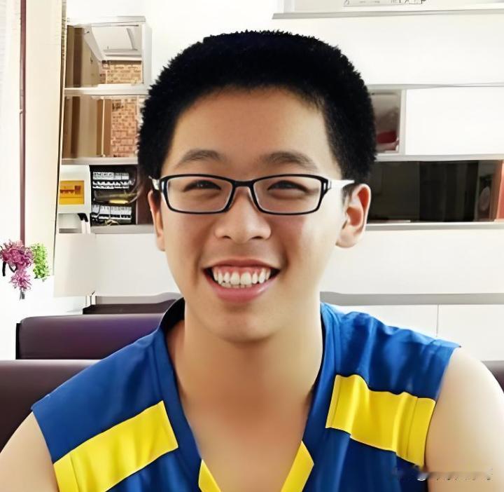 王炳宣，山东烟台高考理科状元，数学满分150分，从小由姥姥帮忙带大，北京大学