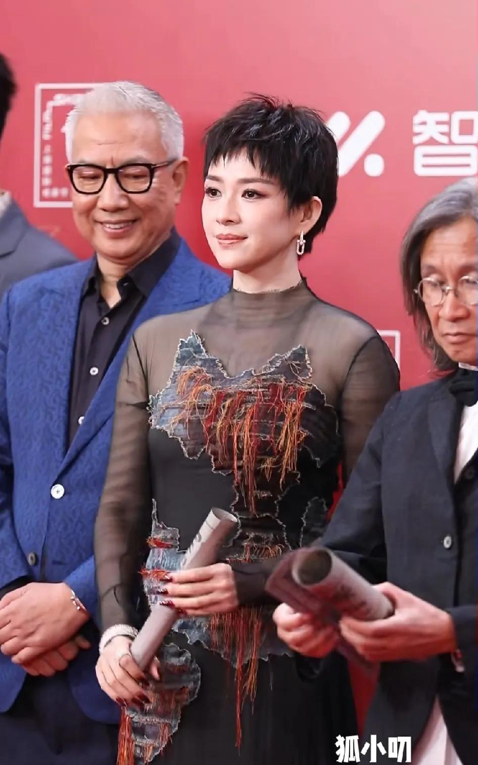 章子怡再一次证明，中年女人都爱短发！不管你理解也好，不明白也罢，中年女人恨不得