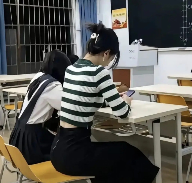 这是不是在开家长会？不能有这么大的学生吧