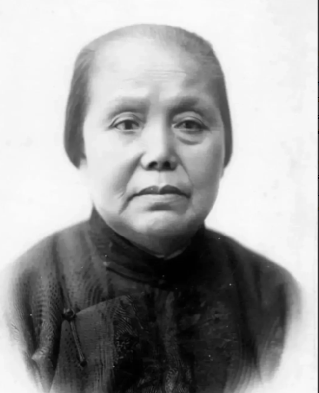 1915年，孙中山向发妻卢慕贞正式提出离婚，48岁的卢慕贞不哭不闹，只在信中回复