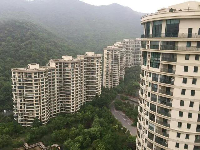 在杭州富阳离地铁两公里左右有这样一个真的很像香港那边住宅的小区，富阳华庭云顶小