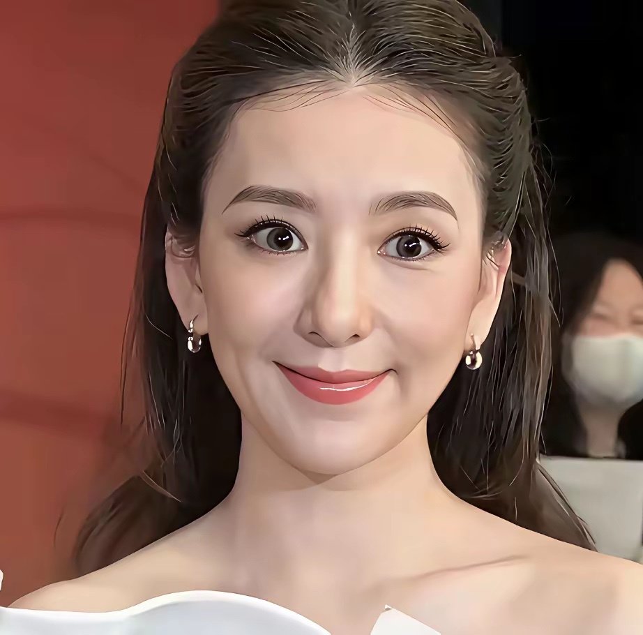 没认识郭富城之前的方媛美的很松弛。嫁给郭富城以后的方媛妆容变精致，她的状态和表情却显得用力又紧绷。莫