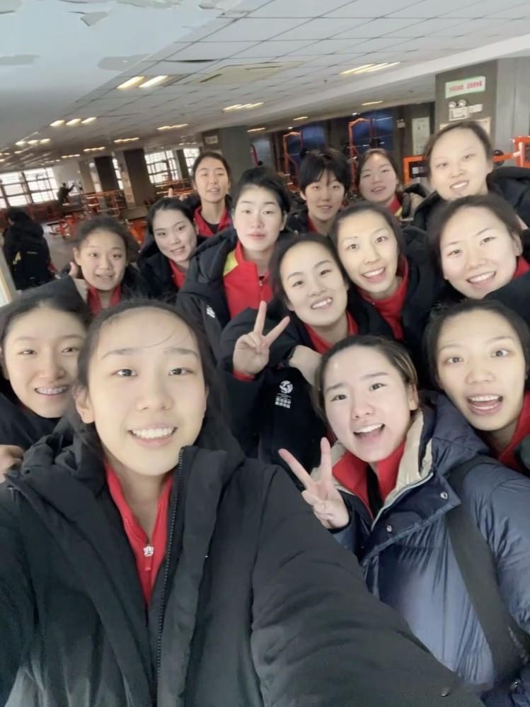 江苏女排联赛阵容微调。从万梓玥这张团队新年合影来看，自由人陈奕帆和新人副攻毛唯嘉