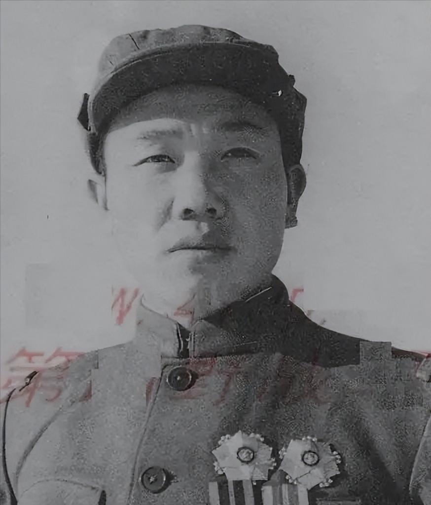 1950年，一个志愿军排长无视上级阻击美军的命令，放任美军坦克通过，没料想正是这