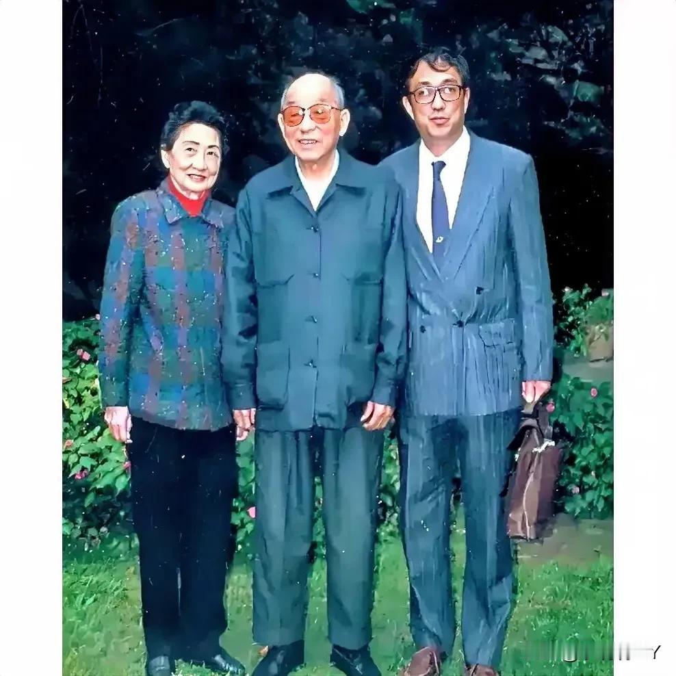 爱国将领张学良老照片:与妻子赵一荻、导演谢晋合影。这张照片拍摄时间上世纪九十年