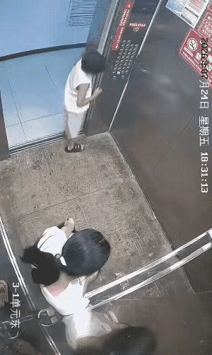 仙桃网红妈妈六六怎么也没有想到，会在电梯门12输给一个14岁的女孩。按理来说
